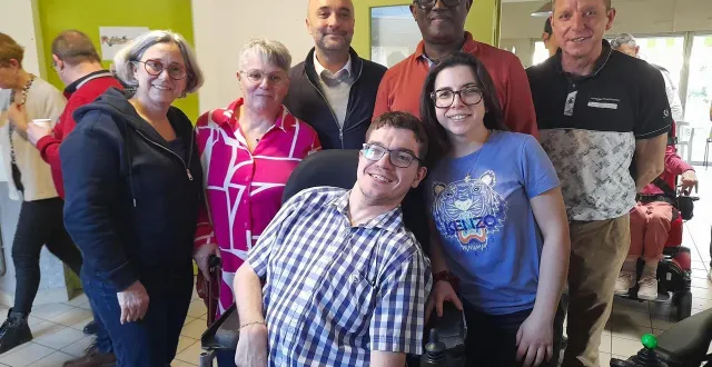 photo  nicolas lory, champion de boccia, entouré de caroline houssin-salvetat, maire d’avrillé ; de sa mère, de marc de singly, adjoint aux sports ; d’oscar mbenja ebanga, éducateur spécialisé, coordinateur ; de camille, aide-soignante, accompagnatrice, et de son père.  &copy;  ouest-france. 