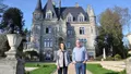 photo  dominique et bertrand tierny devant le château du nédo. 