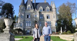 Info insolite  dominique et bertrand tierny devant le château du nédo. 
