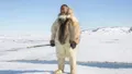 photo  un inughuit à la pêche, au groenland. photographie prise par la photographe camille michel. 
