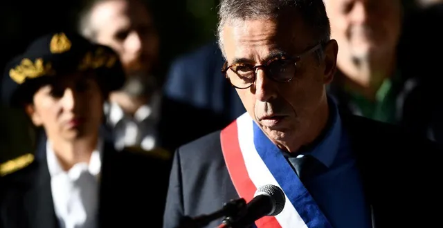 photo  le maire de bordeaux, pierre hurmic, prononce un discours lors de l’inauguration d’une place portant le nom du professeur samuel paty, le 16 octobre 2023.  &copy;  christophe archambault/afp 