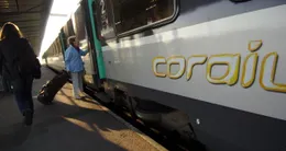 Info insolite  « soudain, je prends une décision, je me dirige vers les toilettes au bout du wagon… » ici, un train corail en gare de caen (calvados) en août 2005. 