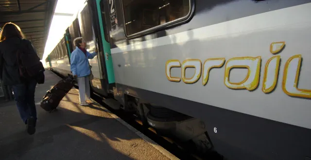 photo  « soudain, je prends une décision, je me dirige vers les toilettes au bout du wagon… » ici, un train corail en gare de caen (calvados) en août 2005.  &copy;  archives mychele daniau / afp 