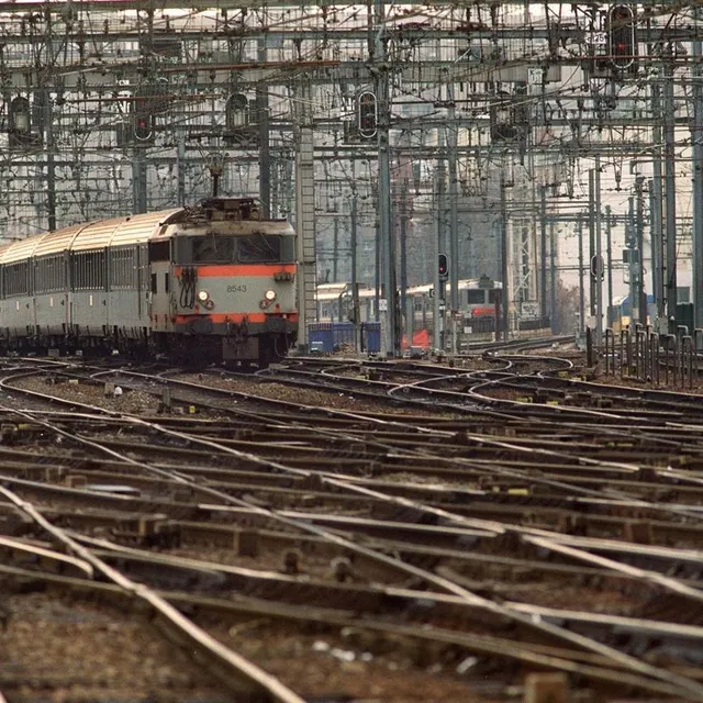 photo « le train a repris sa vitesse de croisière. tout semble normal. sauf mon pied droit ! » ici, un train corail quitte la gare montparnasse, à paris, en décembre 1999.  ©  archives patrick kovarik / afp