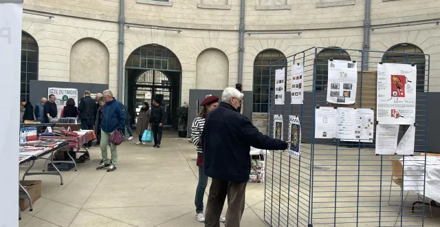 photo  les visiteurs, passionnés de philatélie et curieux, ont profité du temps clément pour se rendre sous la coupole de la halle aux blés.  &copy;  ouest-france 