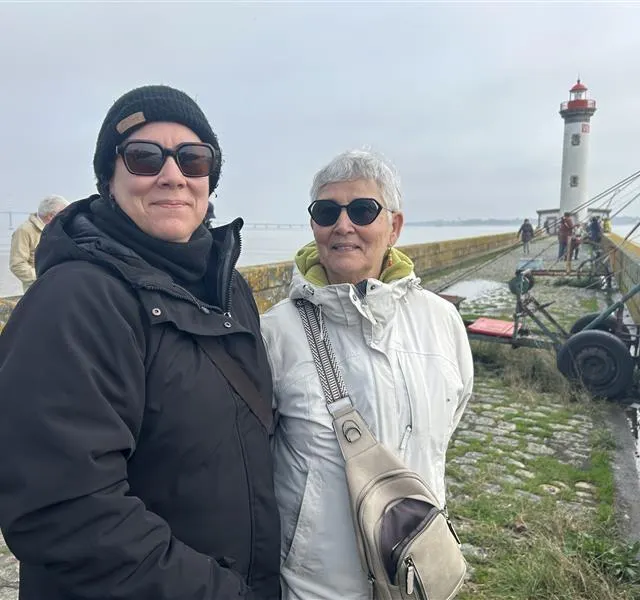 photo marie, nantaise, et martine, nazairienne, sont venues assister à l’arrivée du tablier du pont anne-de-bretagne, dans le port de saint-nazaire.  ©  ouest-france