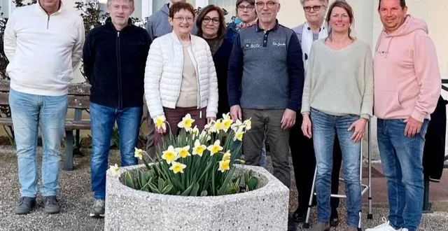 photo  la maire sortante présente ses colistiers.   &copy;  liste « bien vivre à marolles » 