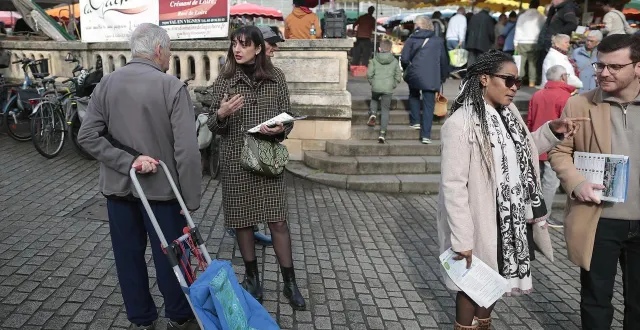 photo  à niort, samedi 7 mars 2026. les militants et les candidats aux municipales ont distribué des tracts à tout-va sur la place des halles.  &copy;  co - benoit felace 