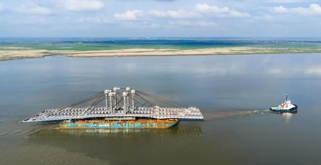 photo  après avoir passé le chenal de saint-nazaire vers 14 h, ce samedi 7 mars, le tablier du pont anne-de-bretagne tant attendu à nantes, remonte actuellement la loire. ici, lors de son passage à paimboeuf.  &copy;  franck dubray / ouest france 