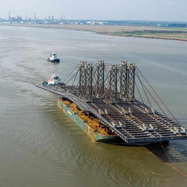 photo le tablier charpente du pont anne-de-bretagne lors de son passage à paimboeuf.  ©  franck dubray / ouest france