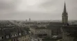photo  Vue depuis son château, la ville de Caen (Calvados), ainsi que toute la Normandie s’est réveillée sous un ciel voilé, samedi 7 mars 2026. Du sable du Sahara a été transporté jusque dans la région, dégradant fortement la qualité de l’air. 