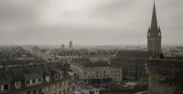 photo  vue depuis son château, la ville de caen (calvados), ainsi que toute la normandie s’est réveillée sous un ciel voilé, samedi 7 mars 2026. du sable du sahara a été transporté jusque dans la région, dégradant fortement la qualité de l’air.  &copy;  charles bury / ouest-france 