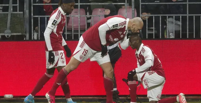 photo  ludovic ajorque embrasse kamory doumbia. il sait que pour briller il faut un collectif.  &copy;  thierry creux / ouest-france 