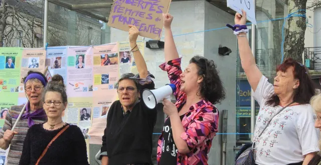 photo  cholet, place travot, samedi 7 mars 2026. emmenée par rachel (au centre, en rose et noir), la chorale a donné le ton de l’événement.  &copy;  co – alexandre blaise 