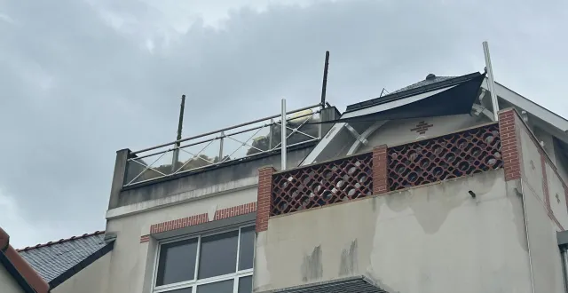 photo  des déchets carbonisés sur le balcon de l’appartement d’où est parti l’incendie, à pornic (loire-atlantique), vendredi 6 mars 2026.  &copy;  ouest-france 