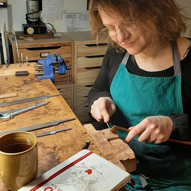 photo suzy schmitt est une luthière spécialisée dans les archers, vendus entre 1 200 € et 3 500 € pièce.  ©  suzy schmitt