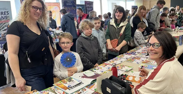 photo  la ferté-bernard, samedi 7 mars 2026. à l’image d’anaïs et de son fils hugo (à droite) venus de bonnétable, le public est allé à la rencontre des auteurs du 16e festival du livre jeunesse.  &copy;  le maine libre 