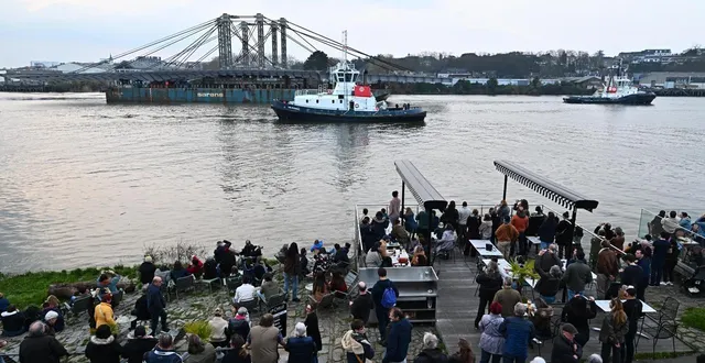 photo  de nombreux curieux assistent au passage du tablier depuis le port de trentemoult, ce samedi 7 mars.  &copy;  franck dubray/ouest-france 