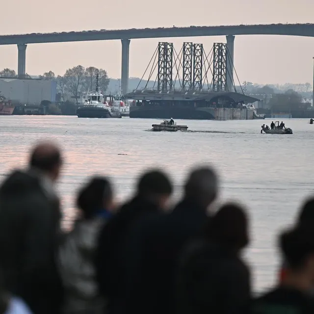 photo le tablier du pont anne-de-bretagne, un convoi spectaculaire en mer, a passé le pont de cheviré, vers 18 h 30, ce samedi 7 mars.  ©  franck dubray/ouest-france