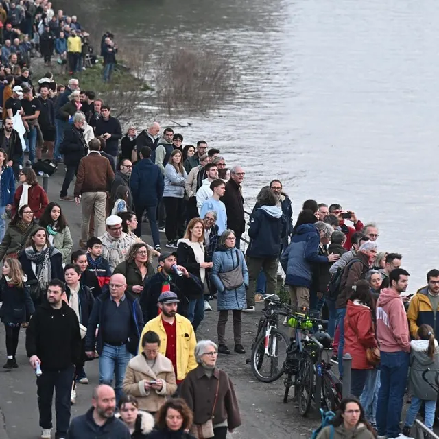 photo il y a foule sur le port de trentemoult ce samedi soir pour voir le tablier du pont anne-de-bretagne manœuvrer.  ©  franck dubray/ouest-france
