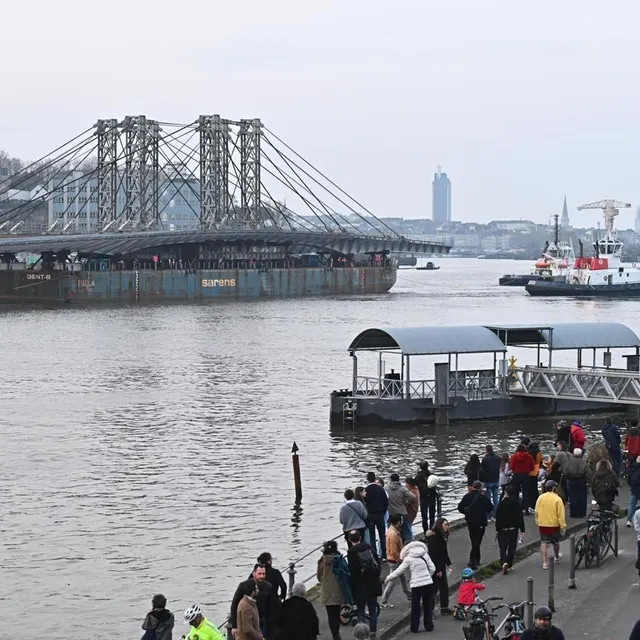 photo le convoi exceptionnel du tablier depuis le port de trentemoult.  ©  franck dubray/ouest-france