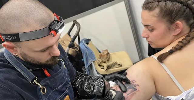 photo  audrey est venue à la tattoo convention choisir un seizième tatouage.  &copy;  ouest-france 