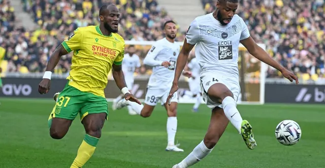 photo  ousmane camara devance ganago, à l’image de la supériorité angevine à la beaujoire.  &copy;  afp 