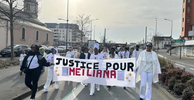 photo  une cinquantaine de personnes sont venues soutenir la maman de meïliana.  &copy;  photo le maine libre 