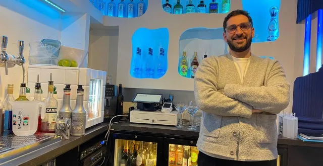 photo  jason salgado invite au dépaysement, dans son nouveau bar, place de l’éperon au mans (sarthe).  &copy;  ouest-france 