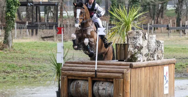 photo  alexis goury en route vers la victoire avec colorée de poteau z.  &copy;  ouest-france 
