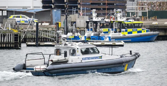photo  le kbv474 des garde-côtes et deux bateaux de police sont vus dans le port de malmö, en suède, le 26 février 2026. photo d’illustration.  &copy;  johan nilsson / tt news agency / afp 