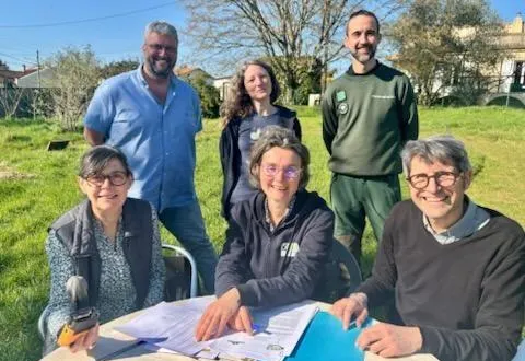 photo  les membres des deux associations et les représentants de l’onf ont signé la convention, le mardi 3 mars.  &copy;  dsne 
