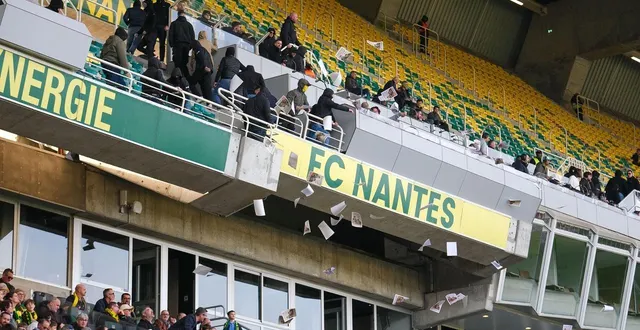 photo  des ultras nantais ont pénétré en tribune de presse pour y distribuer des tracts hostiles aux kita.  &copy;  simon torlotin / ouest-france 