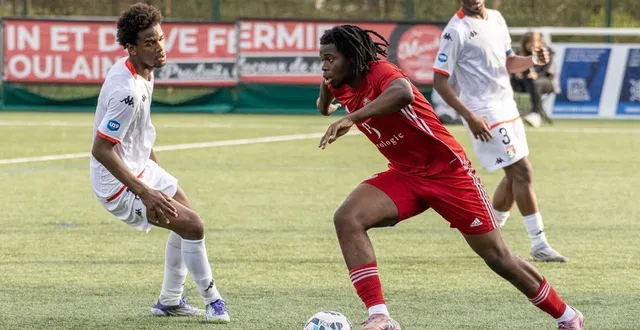 photo  isaac kimani, unique buteur local.  &copy;  baptiste mura 