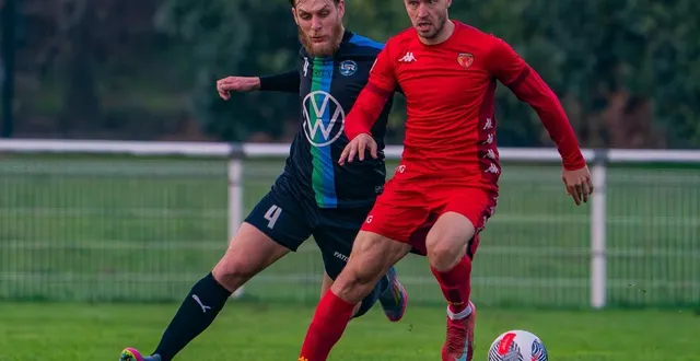 photo  baptiste guillaume (à droite) a ouvert le chemin de la victoire pour la réserve mancelle en inscrivant un doublé, alors que le malheureux enzo almeida a marqué contre son camp, aggravant la marque.  &copy;  arnaud despelchain 