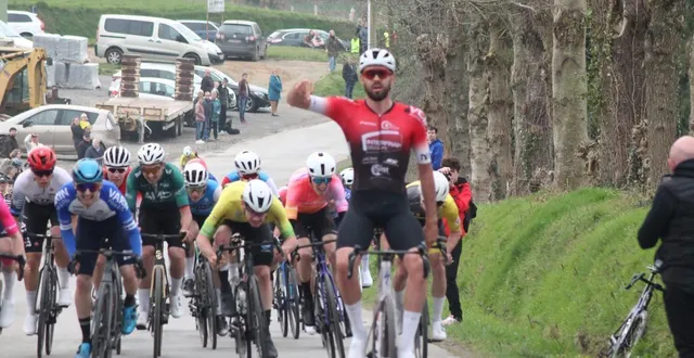 photo  nelson daniel a franchi la ligne d’arrivée en premier à louvigné-du-désert.  &copy;  ouest-france 