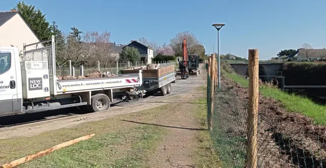 photo  c’est le long de la ligne de chemin de fer qu’a été posée la clôture.  &copy;  co 