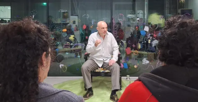 photo  fabio longini face au public pour la répétition de « chemin », à lalumé.  &copy;  co 