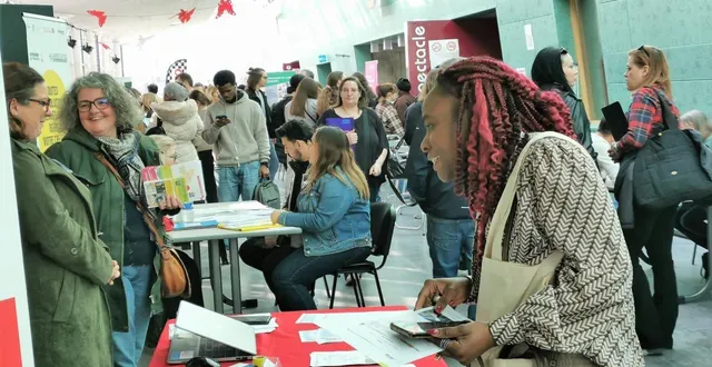 photo  beaucoup de monde ce jeudi à l’éolienne pour le job dating organisé par l’association depar.  &copy;  le maine libre. 