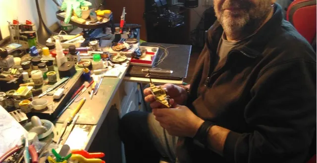 photo  patrice hubert dans son atelier de fabrication de maquettes.  &copy;  le maine libre 