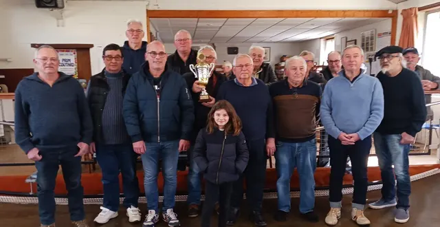 photo  la finale du challenge des invités s’est déroulée samedi 28 février à la société du bourg de gée. depuis mi-janvier, 31 équipes de 3 joueurs se sont affrontées. au bout de trois heures de jeu, la victoire est revenue à l’équipe d’olivier blaisonneau associé à dominique aillerie et philippe foin, 12 à 9. c’est l’équipe de serge roussiasse associé à philippe taugourdeau et jean-claude cadeau qui prend la deuxième place. a noter : le challenge communal débute le 23 mars et se joue dans les deux sociétés le bourg et le puits avard. les habitants de la commune peuvent s’inscrire par équipe de deux joueurs.  &copy;  co 