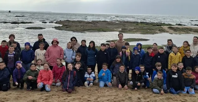 photo  les élèves, les enseignants et les parents accompagnateurs sur la plage, à la turballe.  &copy;  école raymond-renard 