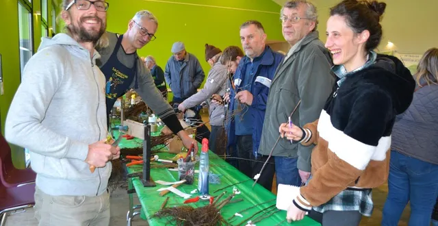 photo  comme de nombreux visiteurs, jeanne a fait greffer ses pommiers par les croqueurs de pommes.  &copy;  le maine libre 