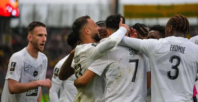 photo  la joie des angevins sur le but d'amine sbaï.  &copy;  simon torlotin / ouest-france 