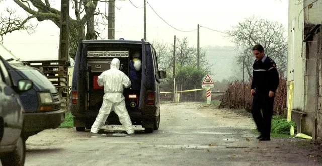 photo  un des hommes de l’institut de recherche criminologique de rosny-sous-bois devant la maison située au 24, rue des menais, le 2 décembre 2000, où les corps sans vie de pierre lemoine et suzanne mittelette ont été découverts la veille.  &copy;  archives alain jocard/afp 