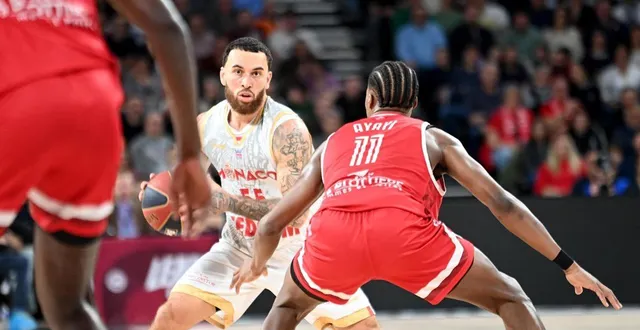 photo  mike james et monaco ont dominé cholet, hier soir.  &copy;  archives photopqr/le progres/maxppp 