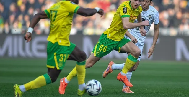 photo  face à angers, louis leroux a vécu un nouveau match compliqué au milieu de terrain, samedi 7 mars 2026.  &copy;  simon torlotin / ouest-france 