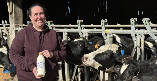 photo  sandrine bourdin devant ses vaches prim’holstein et son lait cru.  &copy;  yanne boloh 