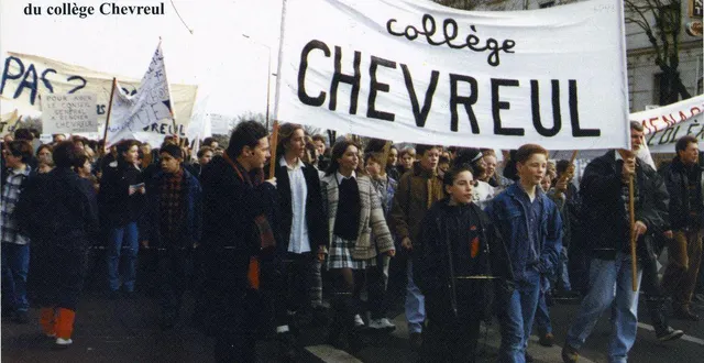 photo  manifestation pour la rénovation du collège chevreul, décembre 1994.  &copy;  amicale des cartophiles de l’anjou, 4 fi 2 783 