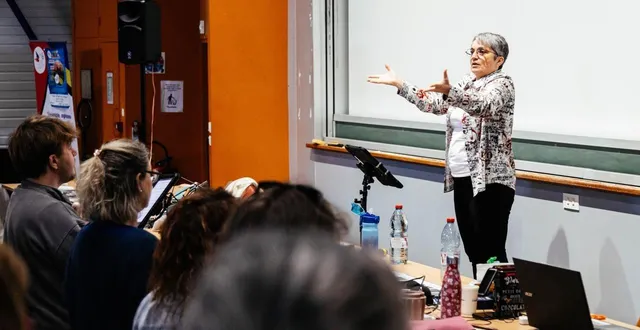photo  marie-thérèse brebion dirige les intemporels, un chœur qui réunit des chanteurs venus de toute la sarthe.  &copy;  ouest-france 